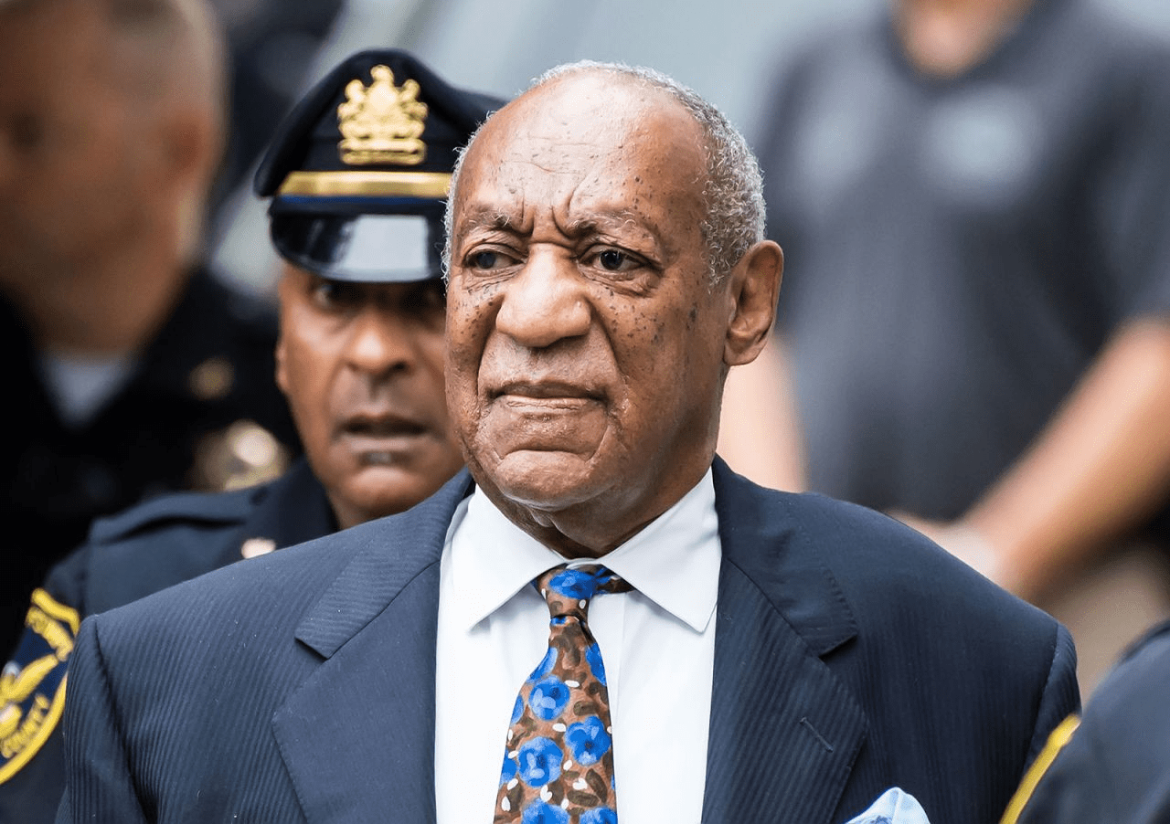 Bill Cosby entering a courthouse